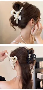 Détail de pinces à cheveux élégantes en dentelle avec perles en blanc et noir chic
