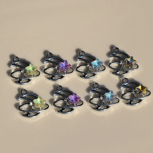 Pendentifs ajourés en forme d'étoile et de lune pour bijoux DIY en diverses couleurs