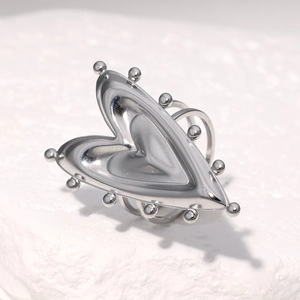 Détail de la bague coeur en métal liquide argenté avec texture irrégulière sur pierre