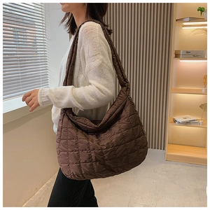 Gros plan sur le sac matelassé marron foncé avec coutures à carreaux et grand volume chic