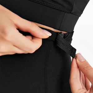 Detail des verstellbaren elastischen Bundes mit Knopflöchern an schwarzen Umstandsleggings