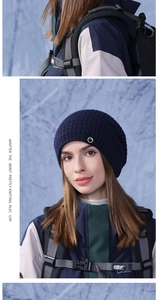 Gros plan détaillé du bonnet en maille bleu foncé avec texture gaufre et écusson de montagne