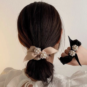 Chouchou élégant en satin avec nœud et perles en coloris champagne doré et noir