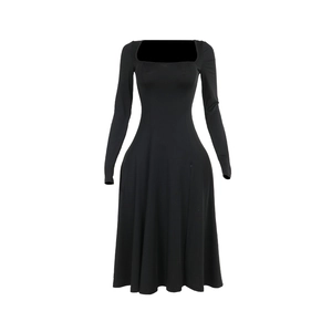 Robe midi noire ajustée élégante avec col carré et manches longues pour un look chic