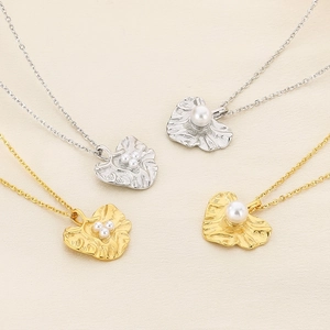 Stainless Steel Irregular Pleated Heart Leaf Pendant Necklace With Inlaid Artificial Pearl Elegant Texture Jewelry For Women Daily Wear