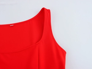 Détail d'un haut rouge sans manches avec col carré et coutures de haute qualité