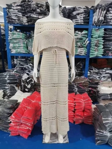 Dettaglio ravvicinato dell'abito lungo in maglia traforata panna con coulisse in vita