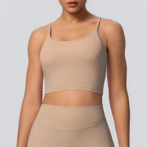 Détail d'une brassière de yoga élastique et legging taille haute couleur chair
