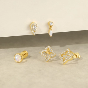 Vue macro d'un lot de 5 boucles d'oreilles en argent S925 avec opale et doré géométrique
