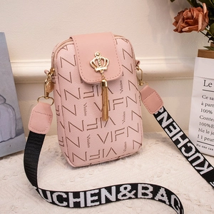 Sac de téléphone rose bandoulière avec pompon couronne et large sangle à lettres