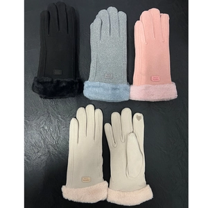 Vue à plat de gants d'hiver chauds en noir, gris, rose et beige avec poignets en peluche