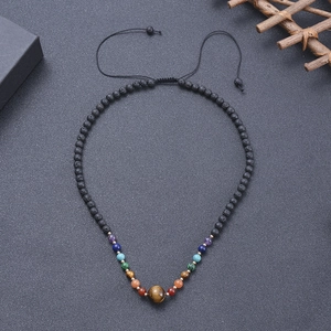Détail macro du collier yoga chakra avec pierres de lave 6mm et gemmes de guérison
