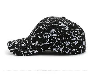 Profil latéral d'une casquette de baseball en coton avec imprimé graffiti à encre noire et blanche
