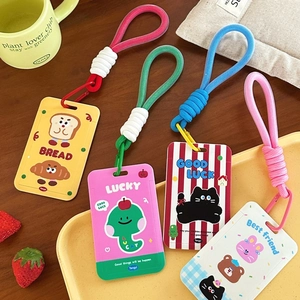 Flachbild von bunten Cartoon-Kartenhaltern mit gewebten Lanyards in Lifestyle-Umgebung