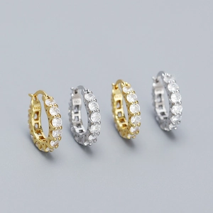 Gros plan de créoles en argent sterling S925 avec incrustations de zircone brillant