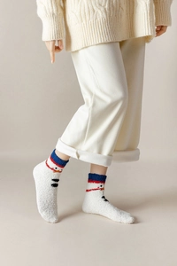 Gros plan de chaussettes en polaire corail avec motif bonhomme de neige et bords bleus