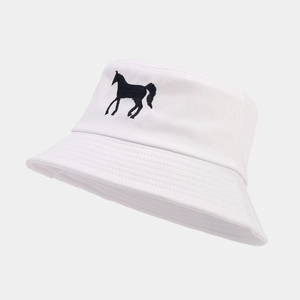 Détail de la broderie cheval noir sur un chapeau bob en coton blanc pour la protection solaire