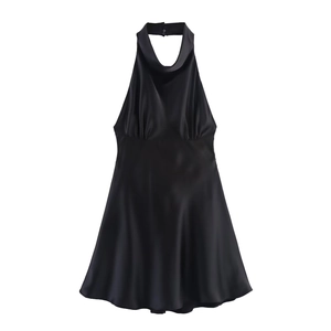 Robe licou élégante en satin noir avec col bénitier et silhouette drapée raffinée