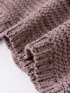 Dettaglio della trama in maglia rosa e nera con fibre intrecciate morbide di qualità