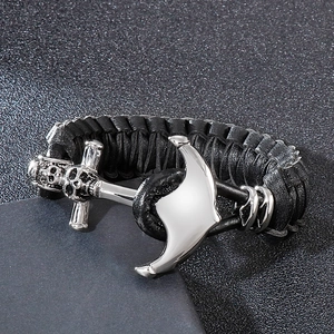 Vue macro d'un bracelet en cuir tressé noir avec fermoir ancre et crâne en métal