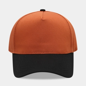 Vue avant d'une casquette trucker en coton orange et noir avec une finition sans couture