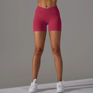 Dettaglio dei pantaloncini da yoga a costine senza cuciture con vita a V incrociata