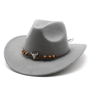 Dettaglio cappello cowboy grigio con cinturino in pelle intrecciata e teschio di toro