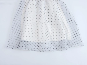 Detailansicht aus weißem Polka-Dot-Tüllstoff mit weichem Innenfutter für Kleider