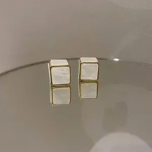 Boucles d'oreilles carrées géométriques minimalistes avec bord doré et nacre blanche