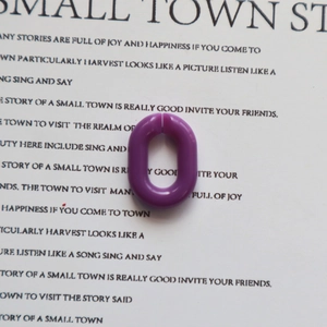 Gros plan d'un maillon de chaîne en acrylique violet pour bijoux DIY et porte-clés