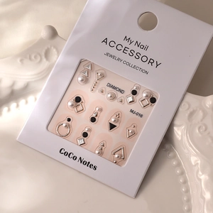 Détail de la collection de bijoux d'ongles MJ-016 avec perles et formes argentées