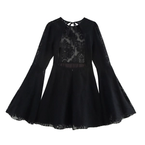 Robe courte sexy en dentelle noire avec manches évasées et détail dos nu à lacets chic