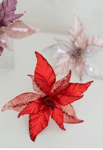 Détail de fleurs de Noël artificielles rouges avec paillettes et brillants pour couronnes
