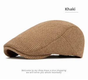 Gros plan sur la casquette plate en tweed kaki montrant la texture et le rebord
