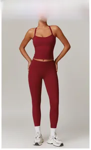 Ensemble de yoga rouge cerise pour femme avec débardeur à fines brides et legging