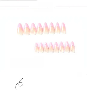 Detailansicht rosa French Press-on-Nägel mit Perlenverzierung in Mandelform