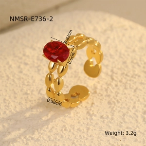 Dettaglio anello in acciaio placcato oro 18K con zircone rosso ovale e dimensioni
