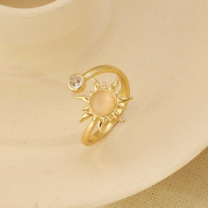Anello sole regolabile oro con opale traslucido e inserto in zircone scintillante