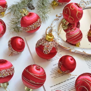 Elegante rote Seiden-Weihnachtskugeln mit goldenen Pailletten und Perlen für den Tannenbaum