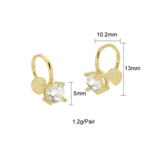 Detailansicht der Gold-Zirkon-Ohrstecker mit Maßen von 10,2 mm Breite und 13 mm Höhe