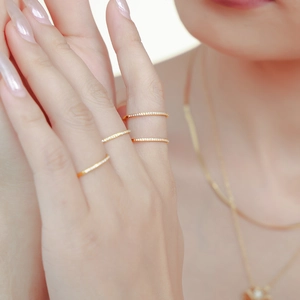 Bagues empilables minimalistes plaquées or 18 carats avec zircons portées au doigt