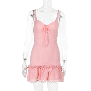 Détail de la mini robe rose en maille avec texture ondulée et ourlet à volants