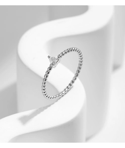 Macro de bague perlée en argent avec une moissanite en forme de cœur couleur D