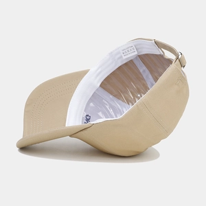 Détail de l'intérieur de la casquette en coton avec boucle en métal et coutures précises