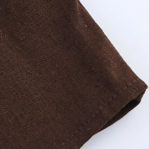 Détail d'une robe chemise marron foncé en coton et lin texturé avec coutures de haute qualité