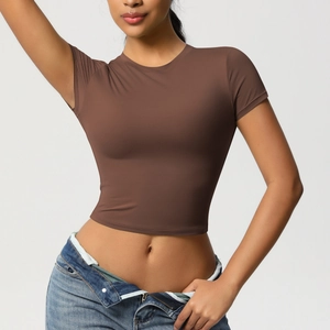 Detailed view of cropped coffee brown tight fitness top with short sleeves and round neck