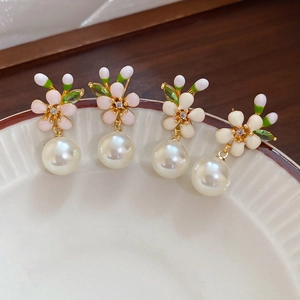 Detail von vier Paar 18k vergoldeten Blumenohrringen mit Perlen und Kristallen