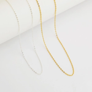 Vista dettagliata della catena in argento sterling 925 e collana placcata oro