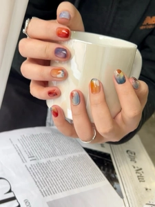 Nahaufnahme von mehrfarbigem Marmor Aquarell Nagelkunst Design mit lebhaftem Tinteneffekt
