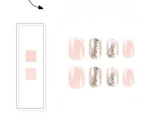 Vista dettagliata delle unghie finte stile francese rosa e glitter argento su fondo bianco